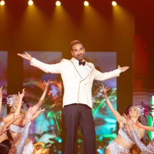 J2US – 12ο live – Eurovision Edition! Πριν ανάψουν τα φώτα του μεγάλου τελικού της Eurovision, το J2US έχει ήδη βάλει… φωτιά στη σκηνή!