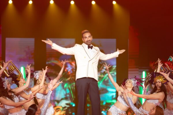 J2US – 12ο live – Eurovision Edition! Πριν ανάψουν τα φώτα του μεγάλου τελικού της Eurovision, το J2US έχει ήδη βάλει… φωτιά στη σκηνή!