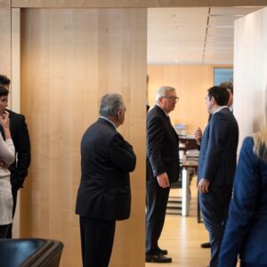 Ντοκιμαντέρ «Στο χιλιοστό»: Το plan B για το Grexit με κωδικό «Αλβανία» – Ο Γιούνκερ πρότεινε στον Τσίπρα να φορολογήσει τους εφοπλιστές και αρνήθηκε (βίντεο)