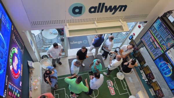 Λαμπερά εγκαίνια για το νέο κατάστημα της Allwyn στο Σύνταγμα – Talk of the town το ολοήμερο party με χορηγούς τους ραδιοφωνικούς σταθμούς Pepper και Happy
