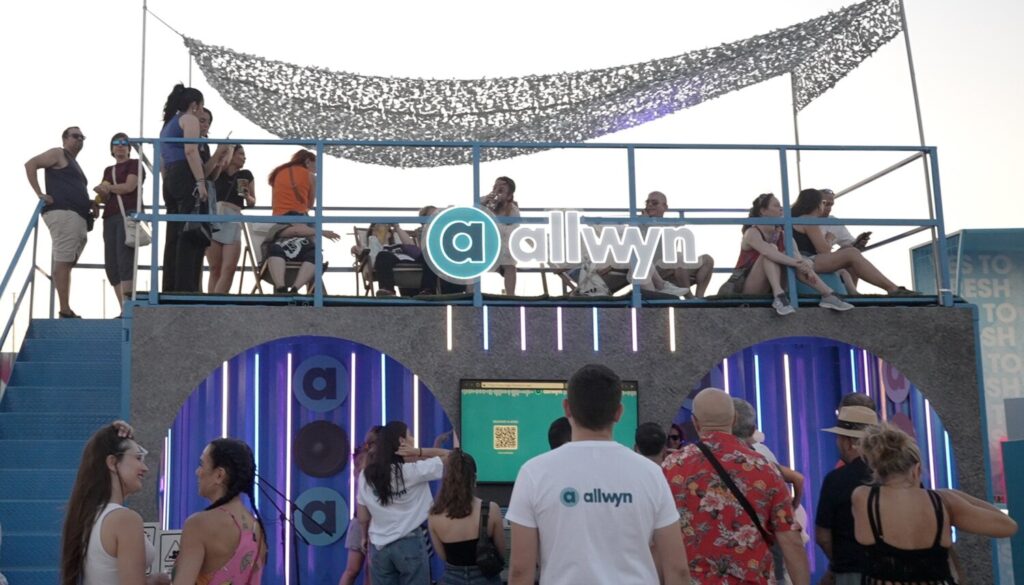 Τα πιο περίεργα πράγματα που συμβαίνουν στα live – Οι fans των Gorillaz στο Release Athens Festival αποκαλύπτουν στην Allwyn όσα δεν θα ξεχάσουν ποτέ (vid.)