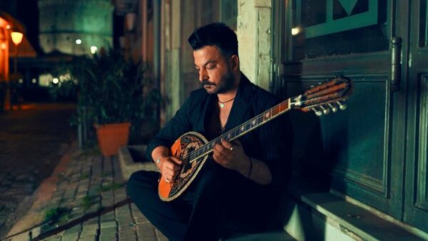 Νίκος Ρωμανός: Ερμηνεύει μεγάλη επιτυχία του Κυριάκου Παπαδόπουλου  – Δείτε το βίντεο κλιπ