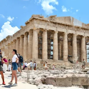 Ακρόπολη: Άνδρας με μαχαίρι τραυμάτισε ζευγάρι τουριστών – Συνελήφθη ο δράστης