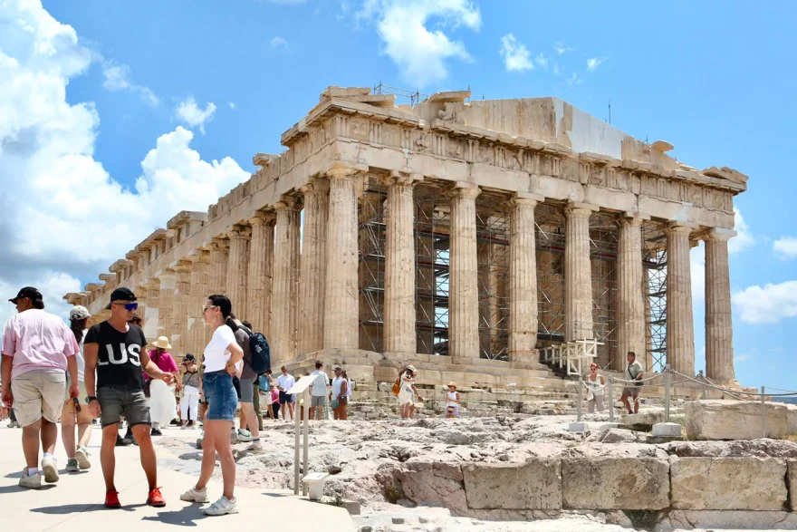 Ακρόπολη: Άνδρας με μαχαίρι τραυμάτισε ζευγάρι τουριστών – Συνελήφθη ο δράστης