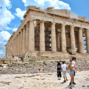 Δίωξη για απόπειρα ανθρωποκτονίας στον 60χρονο που επιτέθηκε με μαχαίρι σε ζευγάρι Αμερικανών τουριστών στην Ακρόπολη