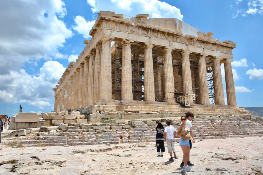 Δίωξη για απόπειρα ανθρωποκτονίας στον 60χρονο που επιτέθηκε με μαχαίρι σε ζευγάρι Αμερικανών τουριστών στην Ακρόπολη