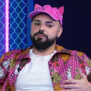 Akylas: «Βίωσα την απαξίωση και το bullying λόγω του ότι ήμουν ένα γκέι αγόρι» (βίντεο)