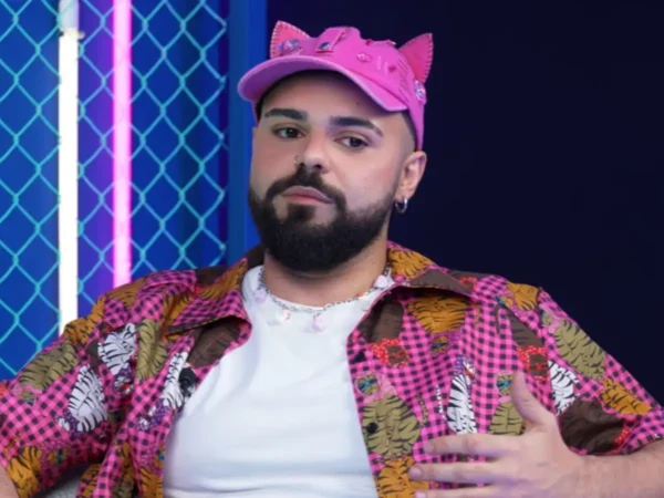 Akylas: «Βίωσα την απαξίωση και το bullying λόγω του ότι ήμουν ένα γκέι αγόρι» (βίντεο)