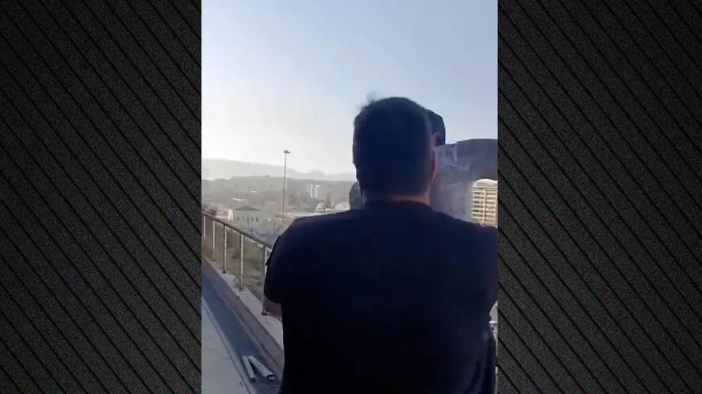Συγκλονιστικό βίντεο: Αστυνομικοί αρπάζουν άνδρα που ετοιμαζόταν να πηδήξει από 6ο όροφο κτιρίου στον Πειραιά