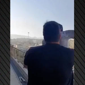 Συγκλονιστικό βίντεο: Αστυνομικοί αρπάζουν άνδρα που ετοιμαζόταν να πηδήξει από 6ο όροφο κτιρίου στον Πειραιά
