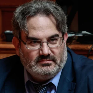 Παραιτήθηκε ο γγ του υπουργείου Περιβάλλοντος Ευθύμιος Μπακογιάννης μετά την αποκάλυψη για το κύκλωμα στις πολεοδομίες – Ο κουνιάδος του ανάμεσα στους συλληφθέντες