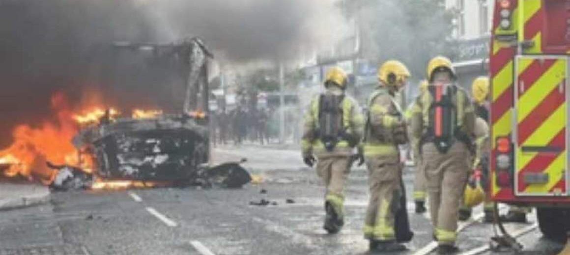Καίγεται το Μπέλφαστ μετά την απόπειρα αποκεφαλισμού άνδρα από Σουδανό μετανάστη – Βίντεο από τα επεισόδια και την άγρια επίθεση (σκληρές εικόνες)