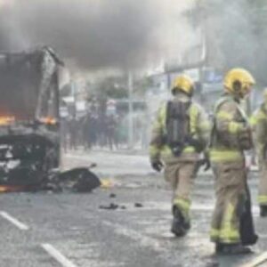 Καίγεται το Μπέλφαστ μετά την απόπειρα αποκεφαλισμού άνδρα από Σουδανό μετανάστη – Βίντεο από τα επεισόδια και την άγρια επίθεση (σκληρές εικόνες)