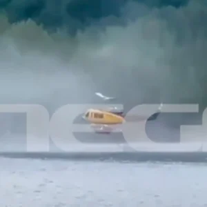 Πυροσβεστικό ελικόπτερο που επιχειρούσε στη φωτιά στα Γρεβενά έπεσεστη λίμνη – Σώθηκαν οι πιλότοι, βγήκαν κολυμπώντας στη στεριά – Βίντεο ντοκουμέντο