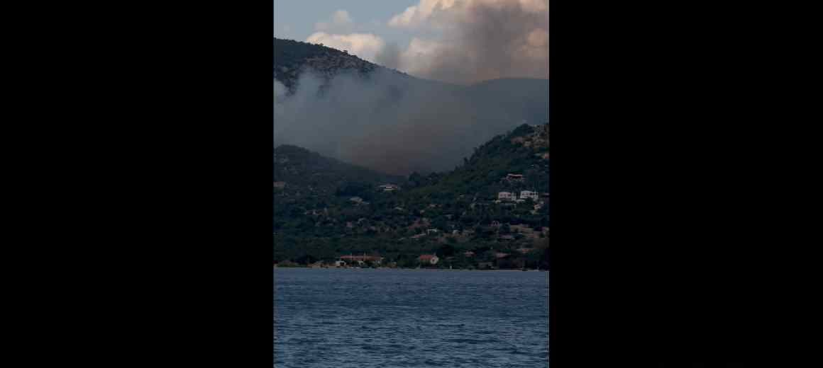 Φωτιά στην Περαχώρα Κορινθίας – Μήνυμα του 112 για ετοιμότητα, ισχυρές δυνάμεις στη μάχη με τις φλόγες – Από εργασίες με χορτοκοπτικό μηχάνημα προκλήθηκε η πυρκαγιά
