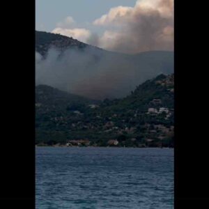 Φωτιά στην Περαχώρα Κορινθίας – Μήνυμα του 112 για ετοιμότητα, ισχυρές δυνάμεις στη μάχη με τις φλόγες – Από εργασίες με χορτοκοπτικό μηχάνημα προκλήθηκε η πυρκαγιά