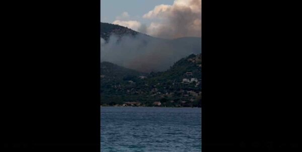 Φωτιά στην Περαχώρα Κορινθίας – Μήνυμα του 112 για ετοιμότητα, ισχυρές δυνάμεις στη μάχη με τις φλόγες – Από εργασίες με χορτοκοπτικό μηχάνημα προκλήθηκε η πυρκαγιά