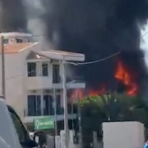 Φωτιά σε κατάστημα με ανταλλακτικά αυτοκινήτων στο Μενίδι – Ισχυρές δυνάμεις της Πυροσβεστικής στο σημείο – Mαύρος καπνός σκέπασε τα βόρεια προάστια (βίντεο)