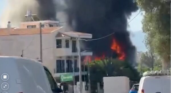Φωτιά σε κατάστημα με ανταλλακτικά αυτοκινήτων στο Μενίδι – Ισχυρές δυνάμεις της Πυροσβεστικής στο σημείο – Mαύρος καπνός σκέπασε τα βόρεια προάστια (βίντεο)
