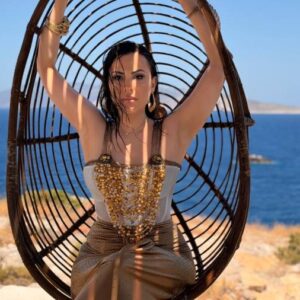 Ηλιάννα Ζέρβα: Το μαγευτικό βιντεοκλίπ στη Φολέγανδρο για το «Τρέξτε» δια χειρός Θέμη Αδαμαντίδη
