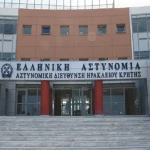 Ηράκλειο: Πέθανε ξαφνικά στα κρατητήρια η 34χρονη που πέταξε το μωρό στα σκουπίδια!