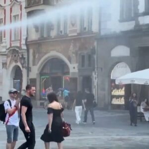 Καύσωνας στην Ευρώπη: Σπάνε ρεκόρ οι θερμοκρασίες με 40άρια  σε Γερμανία, Δανία και Τσεχία – Πνίγεται κόσμος αναζητώντας δροσιά – Κανόνια νερού στους δρόμους (βίντεο)