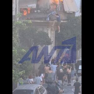 Φωτιά στην Καλλιθέα: Βίντεο ντοκουμέντο με τη γυναίκα να πηδάει στο κενό για να γλιτώσει από τις φλόγες – “Πήδα θα σε πιάσουμε”, φώναζε ο κόσμος