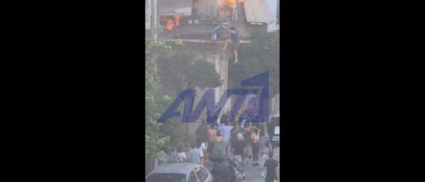 Φωτιά στην Καλλιθέα: Βίντεο ντοκουμέντο με τη γυναίκα να πηδάει στο κενό για να γλιτώσει από τις φλόγες – “Πήδα θα σε πιάσουμε”, φώναζε ο κόσμος
