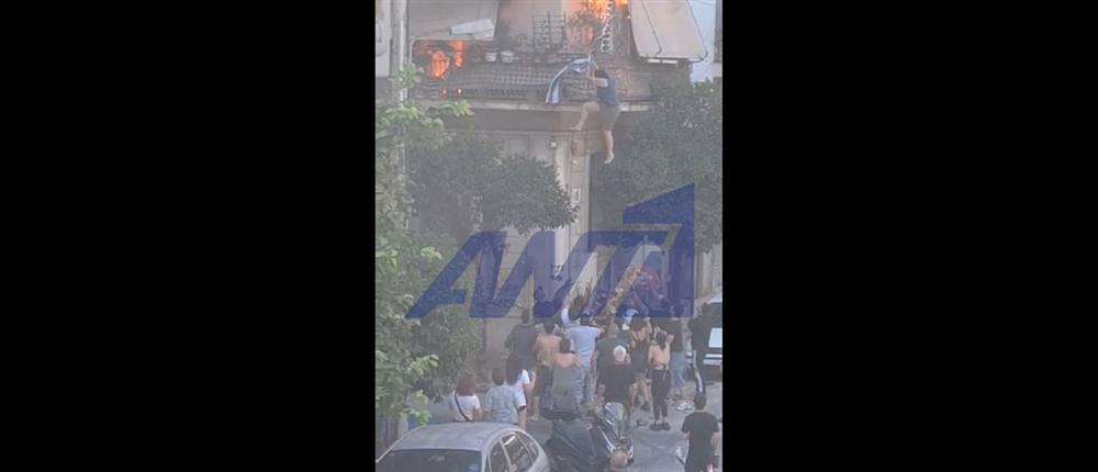 Φωτιά στην Καλλιθέα: Βίντεο ντοκουμέντο με τη γυναίκα να πηδάει στο κενό για να γλιτώσει από τις φλόγες – “Πήδα θα σε πιάσουμε”, φώναζε ο κόσμος