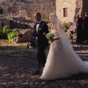 Βίντεο από την στιγμή που ο Πέτρος Κωστόπουλος «παραδίδει» την κόρη του στον γαμπρό