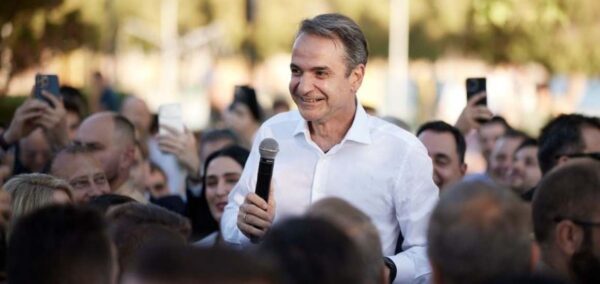Μητσοτάκης από Βούλα: Ο “τζάμπα 1” συναγωνίζεται τον “τζάμπα 2” – Όποιος σας υπόσχεται τζάμπα παροχές να ξέρετε ότι θα σας τα πάρει.