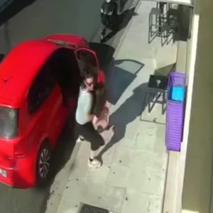 «Κόλλησε το γκάζι, δεν πρόλαβα να πατήσω φρένο», λέει ο 75χρονος για το φοβερό τροχαίο στη Ναύπακτο – Βίντεο