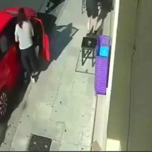 Ναύπακτος: «Άκουσα το αυτοκίνητο και άρπαξα την κόρη μου ενστικτωδώς» λέει η μητέρα για το σοκαριστικό τροχαίο – Βίντεο