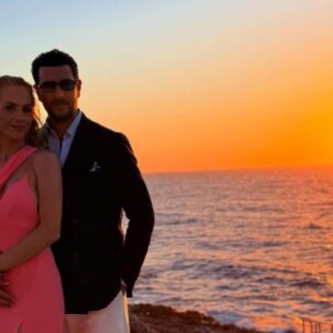 Ντορέττα Παπαδημητρίου – Γιώργος Γεροντιδάκης: Αγκαλισμένοι στο ηλιοβασίλεμα – Το άλμπουμ από τον γάμο της Οικονομάκου