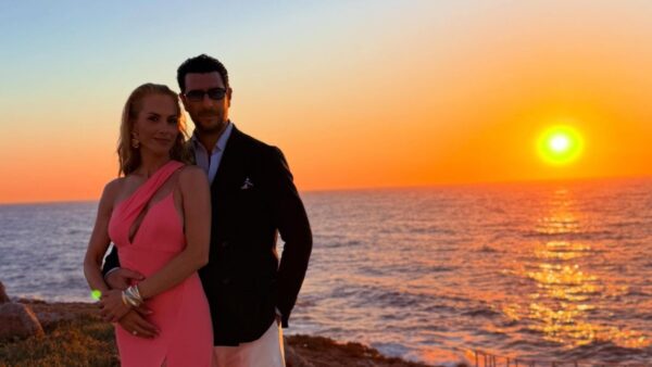 Ντορέττα Παπαδημητρίου – Γιώργος Γεροντιδάκης: Αγκαλισμένοι στο ηλιοβασίλεμα – Το άλμπουμ από τον γάμο της Οικονομάκου