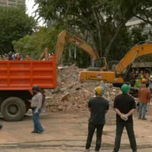 Βενεζουέλα: Με τα χέρια σκάβουν για να βρουν επιζώντες στα ερείπια – Στους 235 οι νεκροί, πάνω από 30.000 οι αγνοούμενοι από τους σεισμούς των 7,2 και 7,5 Ρίχτερ – Αγωνιώδεις εκκλήσεις για βοήθεια (βίντεο)