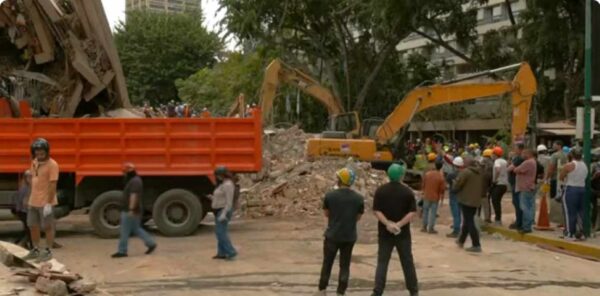Βενεζουέλα: Με τα χέρια σκάβουν για να βρουν επιζώντες στα ερείπια – Στους 235 οι νεκροί, πάνω από 30.000 οι αγνοούμενοι από τους σεισμούς των 7,2 και 7,5 Ρίχτερ – Αγωνιώδεις εκκλήσεις για βοήθεια (βίντεο)