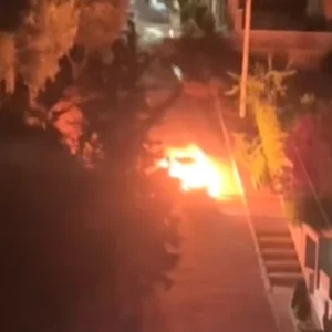 Βούλα: Bίντεο δείχνει την ξέφρενη πορεία φλεγόμενου αυτοκινήτου πριν καταλήξει σε κολόνα της ΔΕΗ