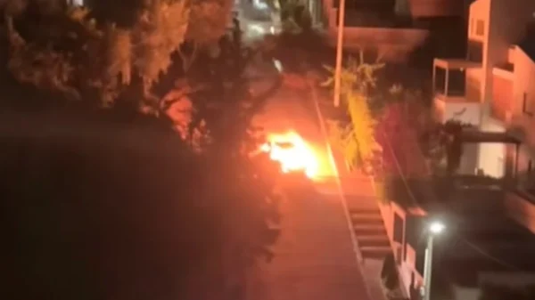Βούλα: Bίντεο δείχνει την ξέφρενη πορεία φλεγόμενου αυτοκινήτου πριν καταλήξει σε κολόνα της ΔΕΗ