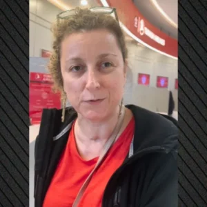 «Τραγική η εξυπηρέτηση για ΑμεΑ, αναγκάστηκα να κάτσω στο πάτωμα», ξεσπά η Κατερίνα Βραδά για την ταλαιπωρία της στο αεροδρόμιο Κωνσταντινούπολης (βίντεο)