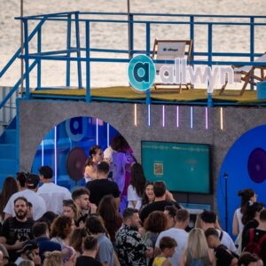 Από τον μουσακά μέχρι το μεγαλύτερο καλοκαιρινό «sin»: Οι fans των Pet Shop Boys αποκαλύπτονται στην Allwyn (vid.) – Χιλιάδες φίλοι της μουσικής έζησαν μια αξέχαστη βραδιά στην Πλατεία Νερού