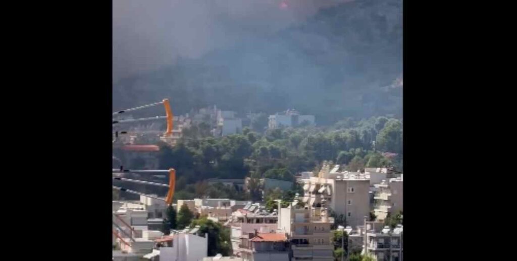 Φωτιά στην Περιφερειακή Αιγάλεω: Μήνυμα 112 για απομάκρυνση από Χαϊδάρι προς Περιστέρι – Μάχη για να μην φτάσουν οι φλόγες στο Ψυχιατρείο στο Δαφνί