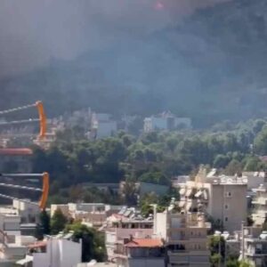 Φωτιά στην Περιφερειακή Αιγάλεω: Μήνυμα 112 για απομάκρυνση από Χαϊδάρι προς Περιστέρι – Μάχη για να μην φτάσουν οι φλόγες στο Ψυχιατρείο στο Δαφνί