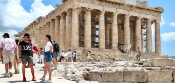 Ακρόπολη: Άνδρας με μαχαίρι τραυμάτισε ζευγάρι τουριστών – Συνελήφθη ο δράστης