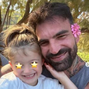 Δημήτρης Αλεξάνδρου: Το βίντεο με τον γιο του Πάρη να τραγουδά και να παίζει κιθάρα – «Ντουέτο με τη Ρία»