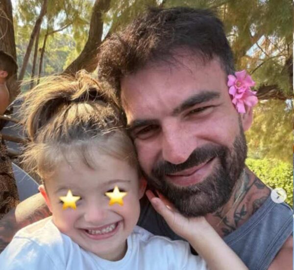 Δημήτρης Αλεξάνδρου: Το βίντεο με τον γιο του Πάρη να τραγουδά και να παίζει κιθάρα – «Ντουέτο με τη Ρία»