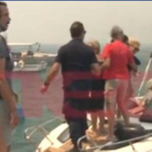 Φωτιά στη Βοιωτία: Πύρινος εφιάλτης στον Άγιο Βασίλειο – Απεγκλωβίστηκαν δια θαλάσσης 300 άτομα – Μάχη με τις φλόγες σε Αργολίδα και Αχαία, κάηκαν σπίτια – Μπαράζ 112 για εκκενώσεις οικισμών (βίντεο)