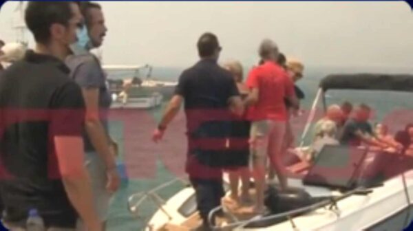 Φωτιά στη Βοιωτία: Πύρινος εφιάλτης στον Άγιο Βασίλειο – Απεγκλωβίστηκαν δια θαλάσσης 300 άτομα – Μάχη με τις φλόγες σε Αργολίδα και Αχαία, κάηκαν σπίτια – Μπαράζ 112 για εκκενώσεις οικισμών (βίντεο)