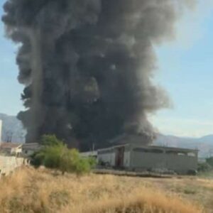 Φωτιά στον Ασπρόπυργο: Οκτώ τραυματίες, οι τρείς διασωληνωμένοι – Ανησυχία από φορτηγό με προπάνιο μέσα στην επιχείρηση (βίντεο)