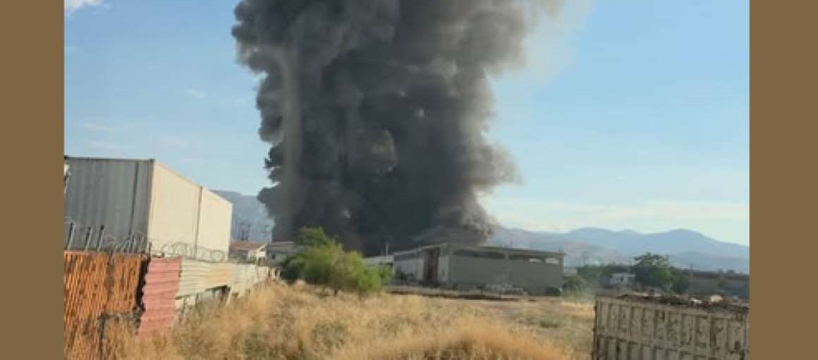 Φωτιά στον Ασπρόπυργο: Έντεκα τραυματίες, οι τρείς διασωληνωμένοι – Ανησυχία από φορτηγό με προπάνιο μέσα στην επιχείρηση (βίντεο)